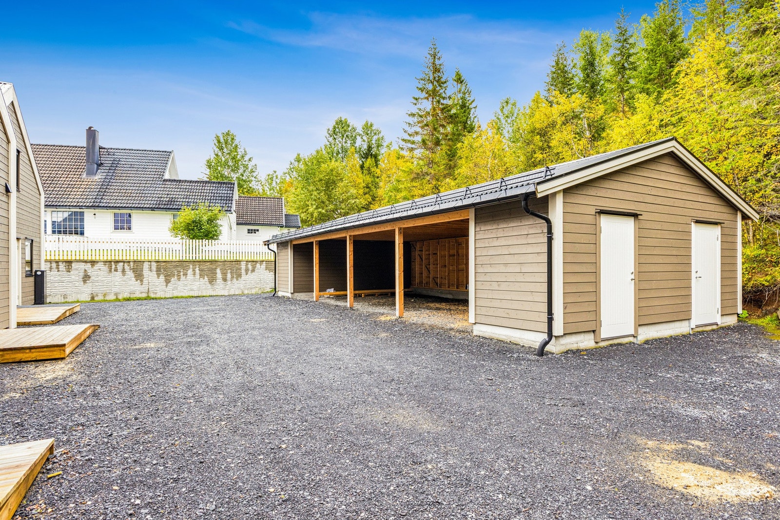 Hver bolig har sin egen, seksjonerte carport og tilhørende sportsbod på ca. 5m². Galleribilde