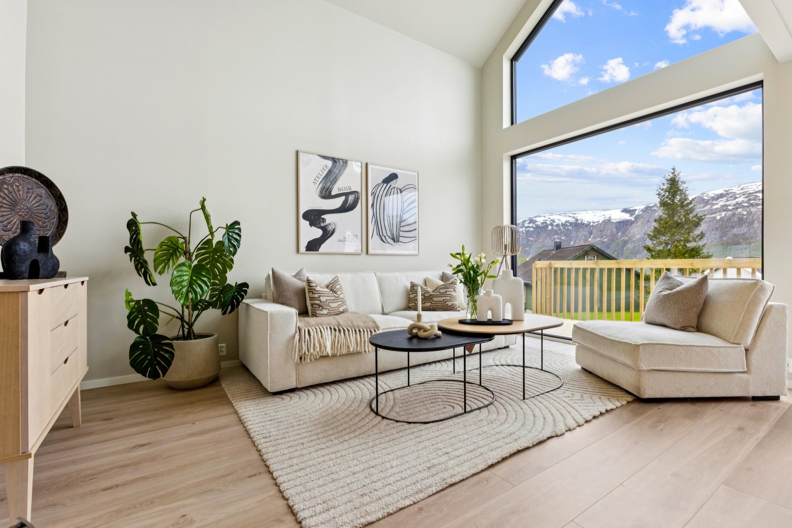 Første etasje byr bl.a. på en luftig stue med store vinduer med svarte detaljer, vendt mot vest. Galleribilde