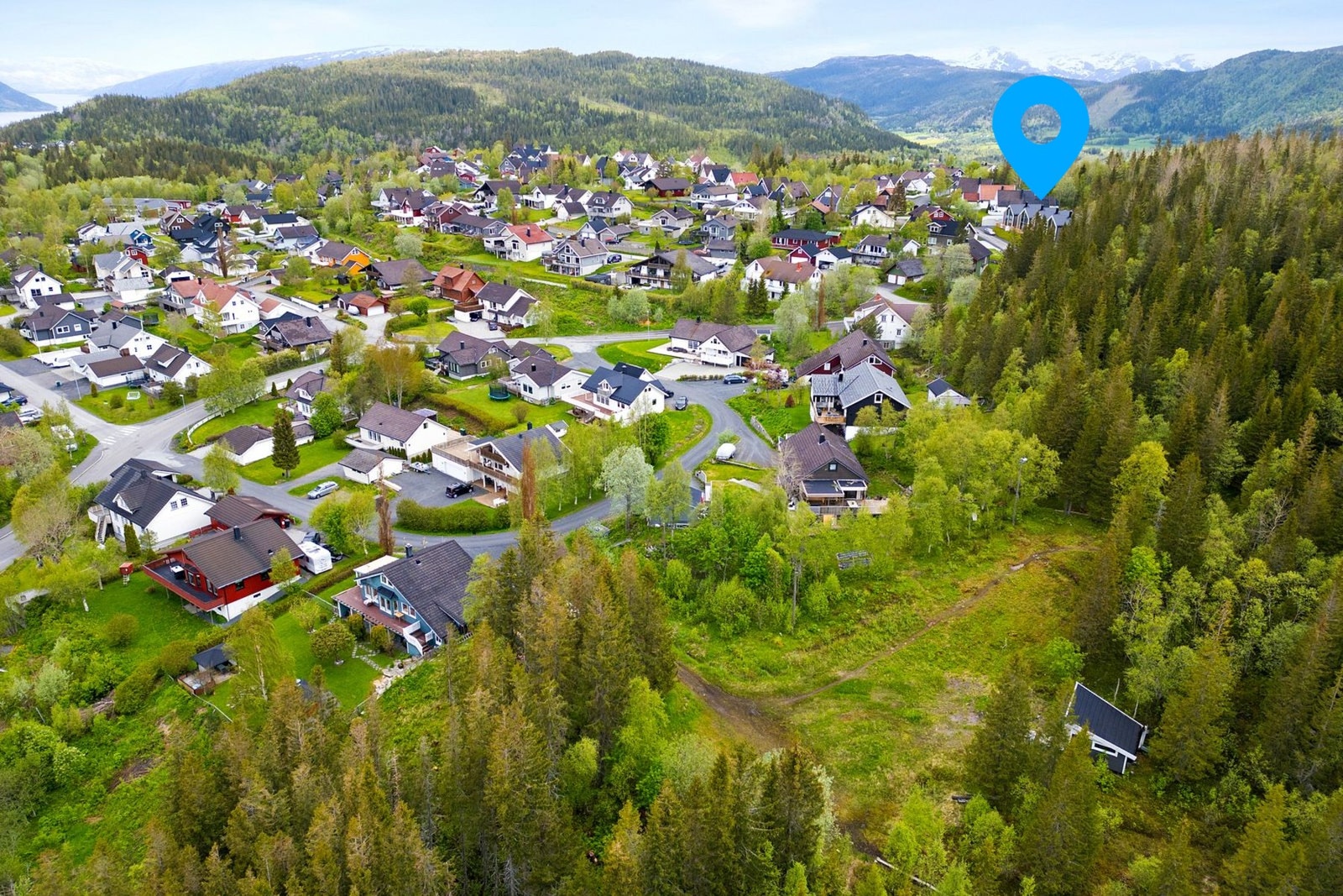 Ørnevegen Boligsameie ligger i et godt etablert boligområde med naboer i alle aldre. I Kråkevegen finner man en fin akebakke. Galleribilde