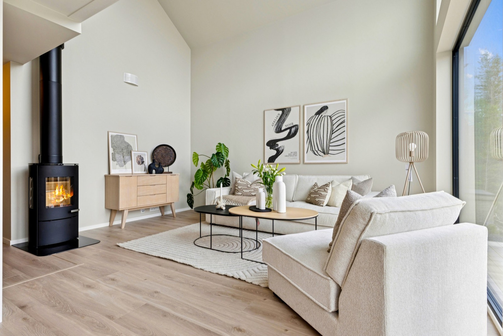 Boligene varmes opp med varmekabler på badet, vedfyring på stuen og varmegjenvinning via balansert ventilasjonsanlegg. Galleribilde