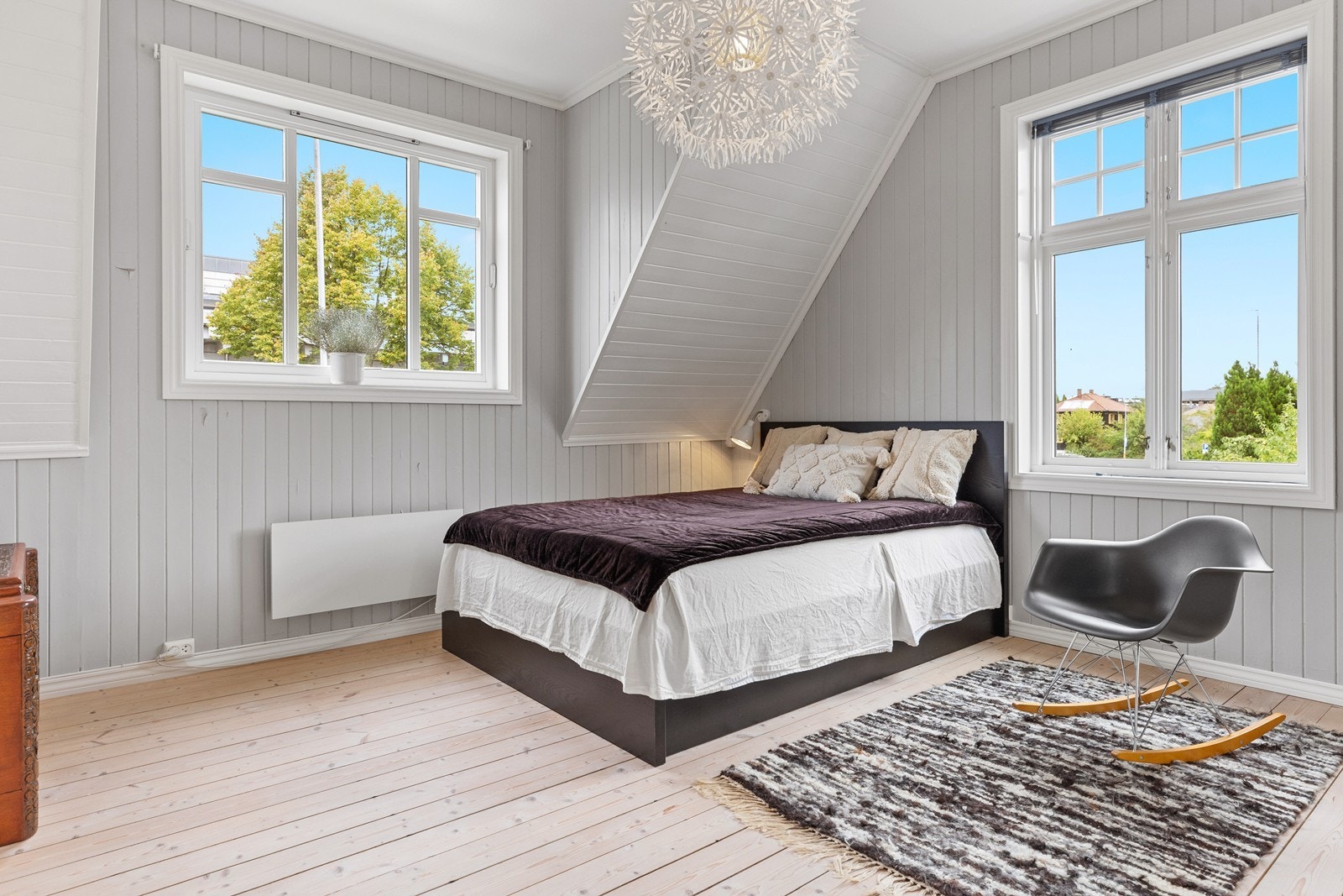 Innbydende soverom med god gulvplass. Galleribilde