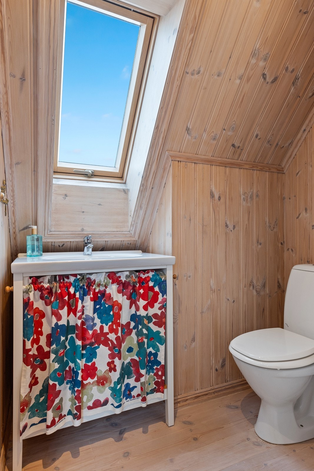 Separat wc med vask. Galleribilde