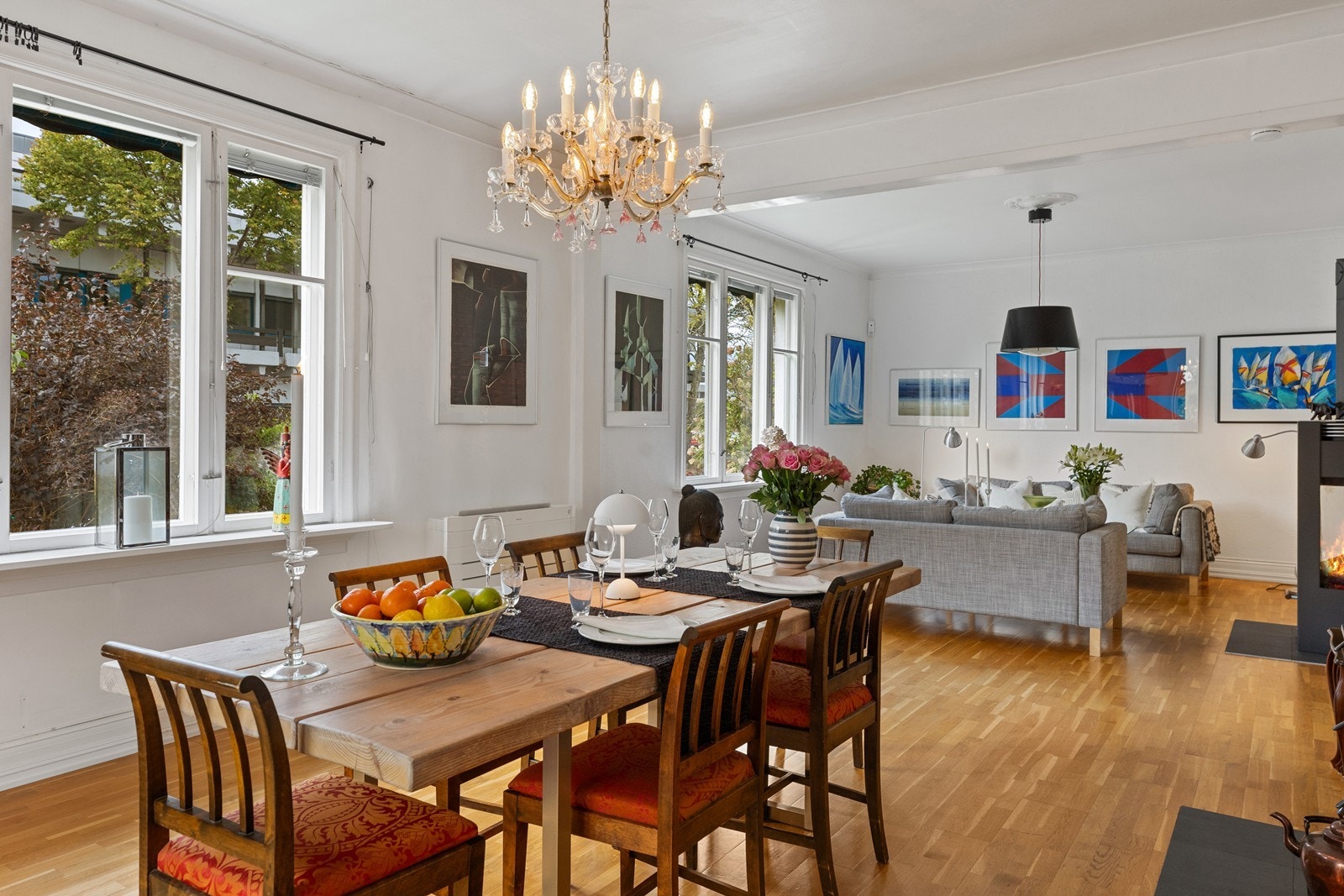 Det er gode vindusflater som gir rikelig med naturlig lys. Galleribilde