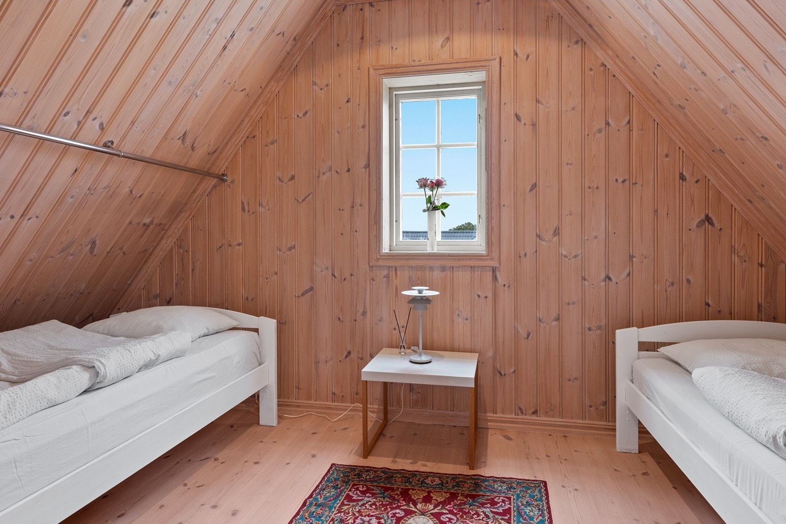 Den innredede loftsetasjen er ikke byggesøkt og ikke godkjent for varig opphold. Galleribilde