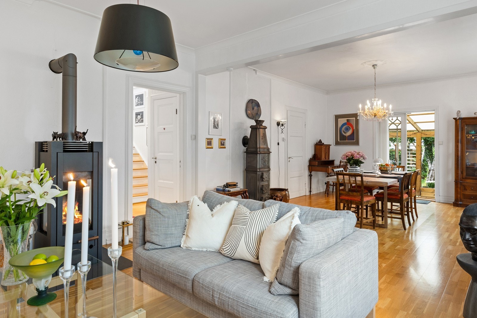 Romslig stue med plass til flere møbleringssoner. Galleribilde