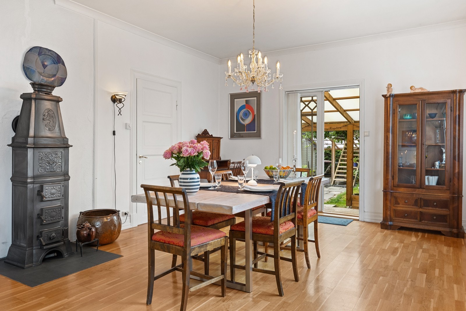 Koselig spisestue separat fra kjøkkenet. Galleribilde