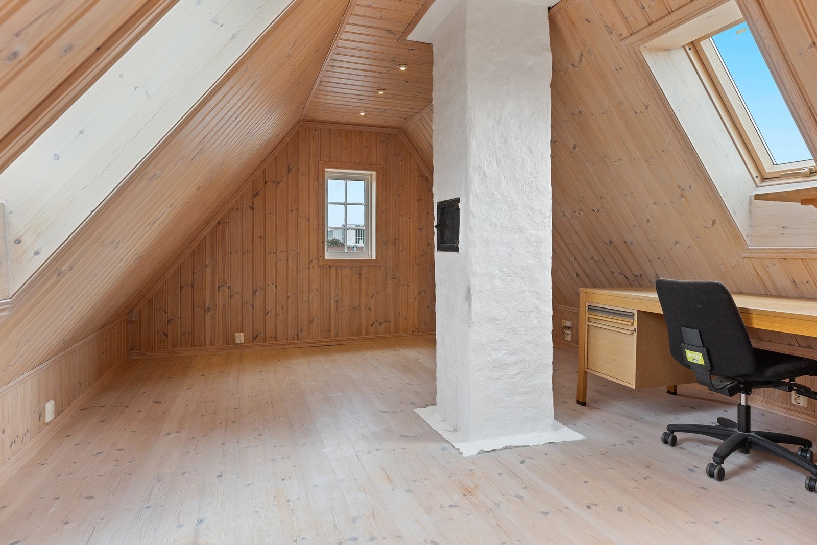 Loftstuen har nøytrale overflater, som gjør det enkelt å innrede etter eget ønske. Galleribilde