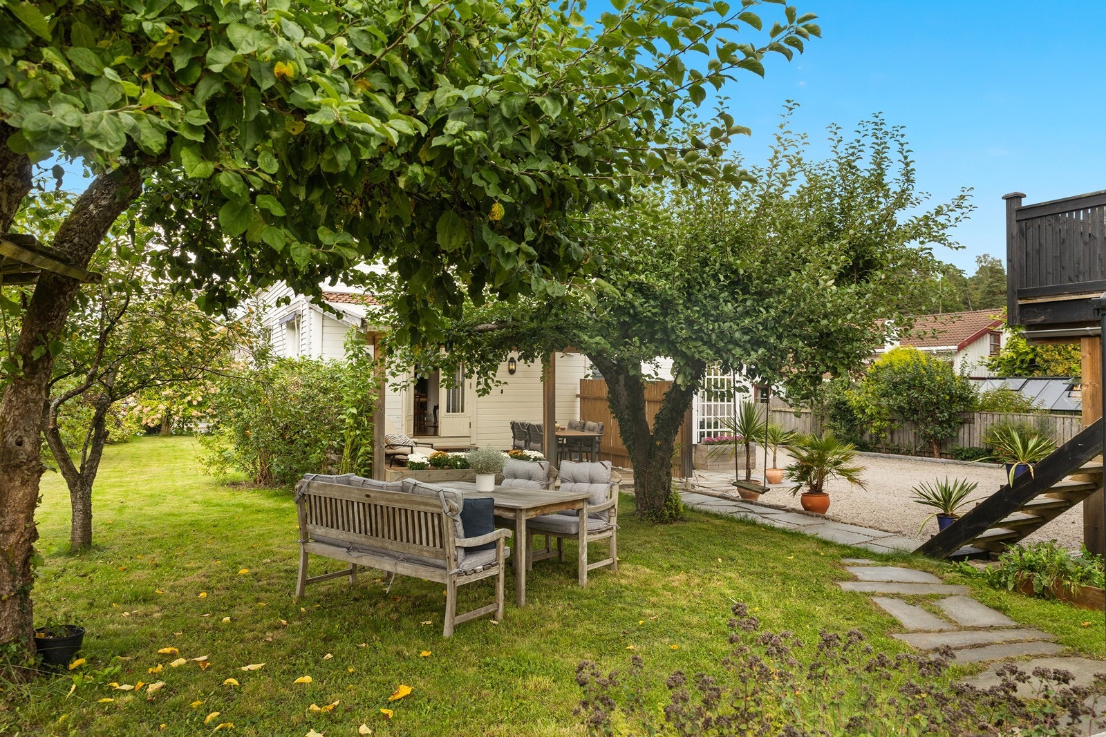 Her har du en solrik, flat og barnevennlig hage. Galleribilde