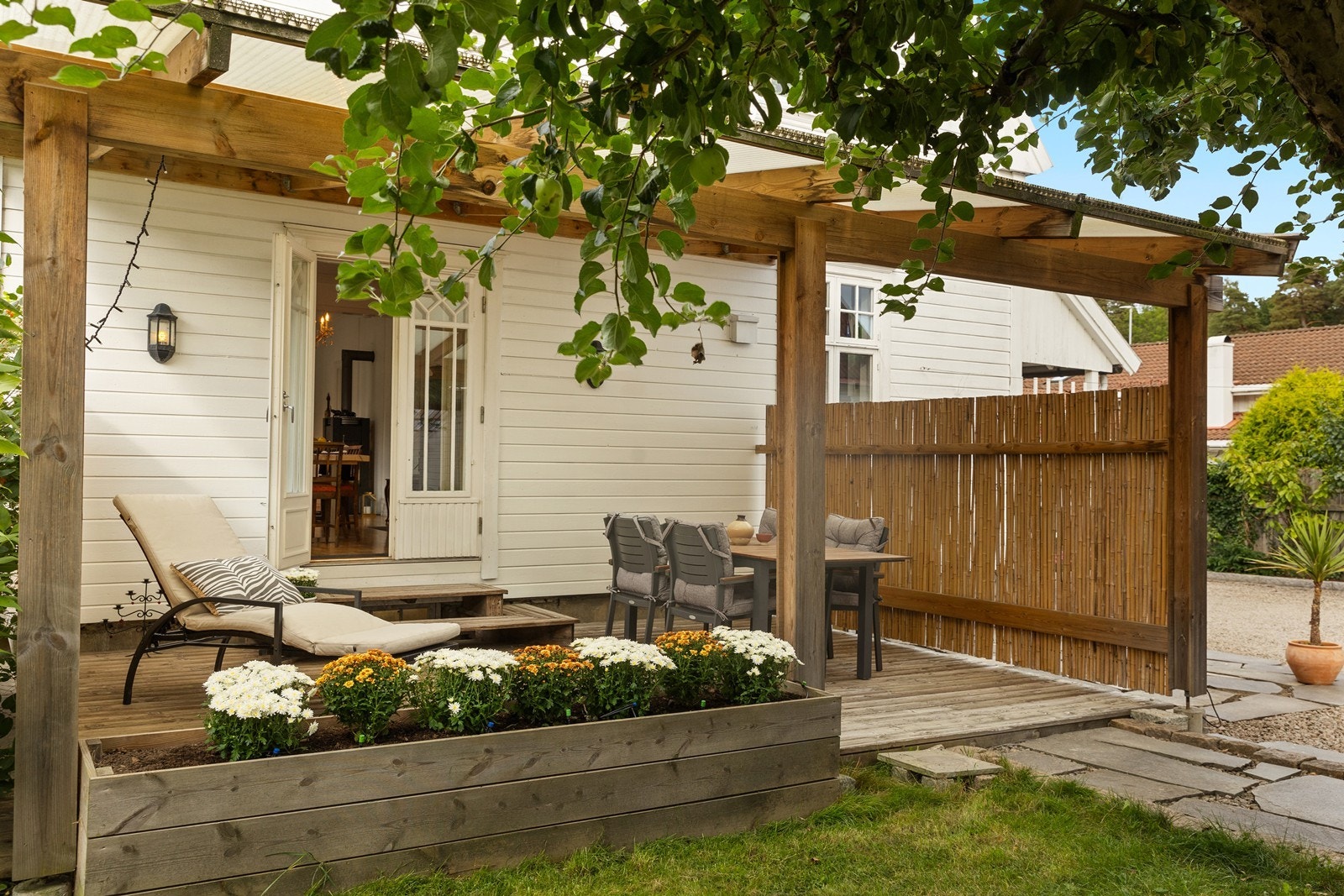 Terrassen er overbygd og har inngang til stuen. Galleribilde