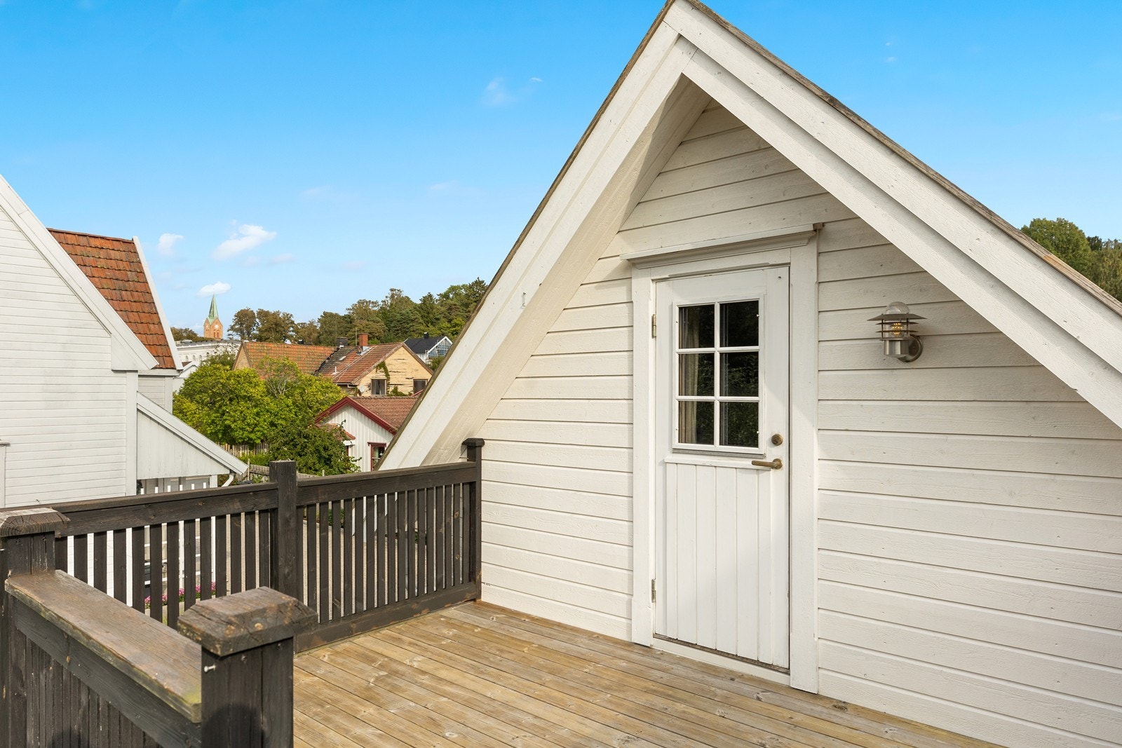 Egen inngang til loftstue over garasjen. Galleribilde