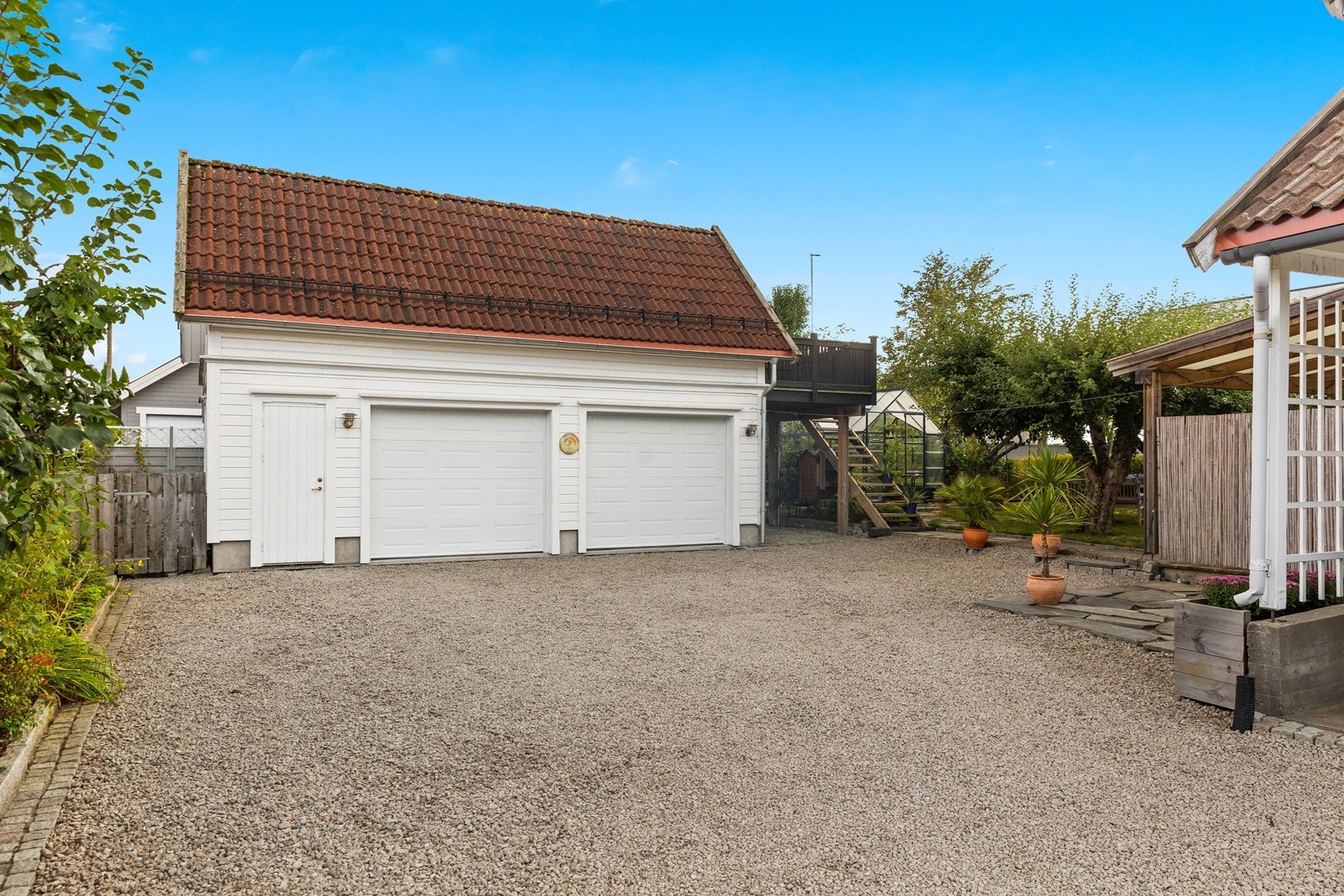 Eiendommen har gode parkeringsmuligheter med tilhørende dobbel garasjeplass. Galleribilde