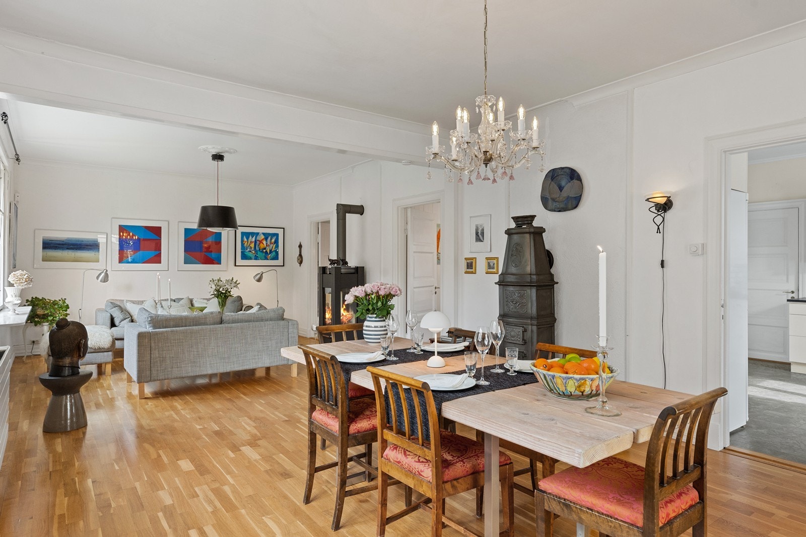 Stuen har lyse og naturlige overflater, som gjør det enkelt å innrede etter eget ønske. Galleribilde