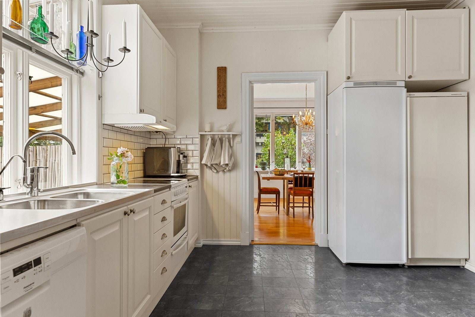 Kjøkkeninnredningen har profilerte fronter og laminat benkeplater. Det er frittstående hvitevarer. Galleribilde