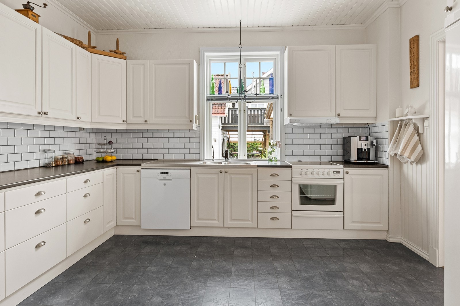 Lyst og romslig kjøkken. Galleribilde