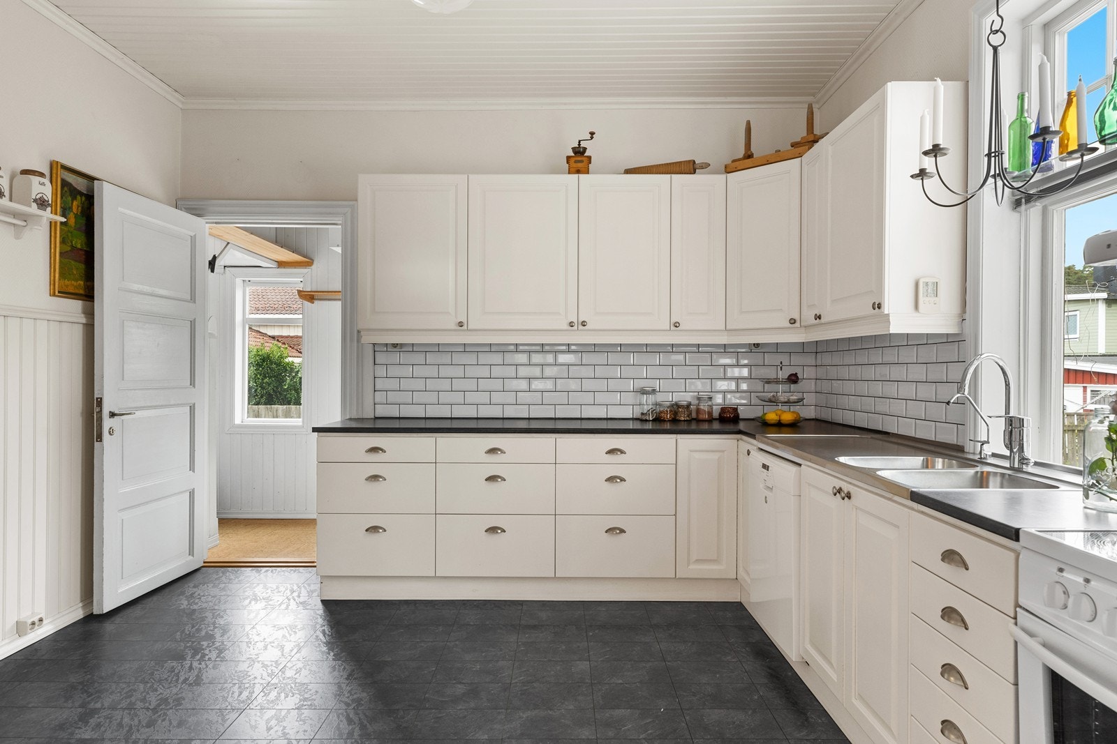 Det er rikelig med skap- og benkeplass. Galleribilde