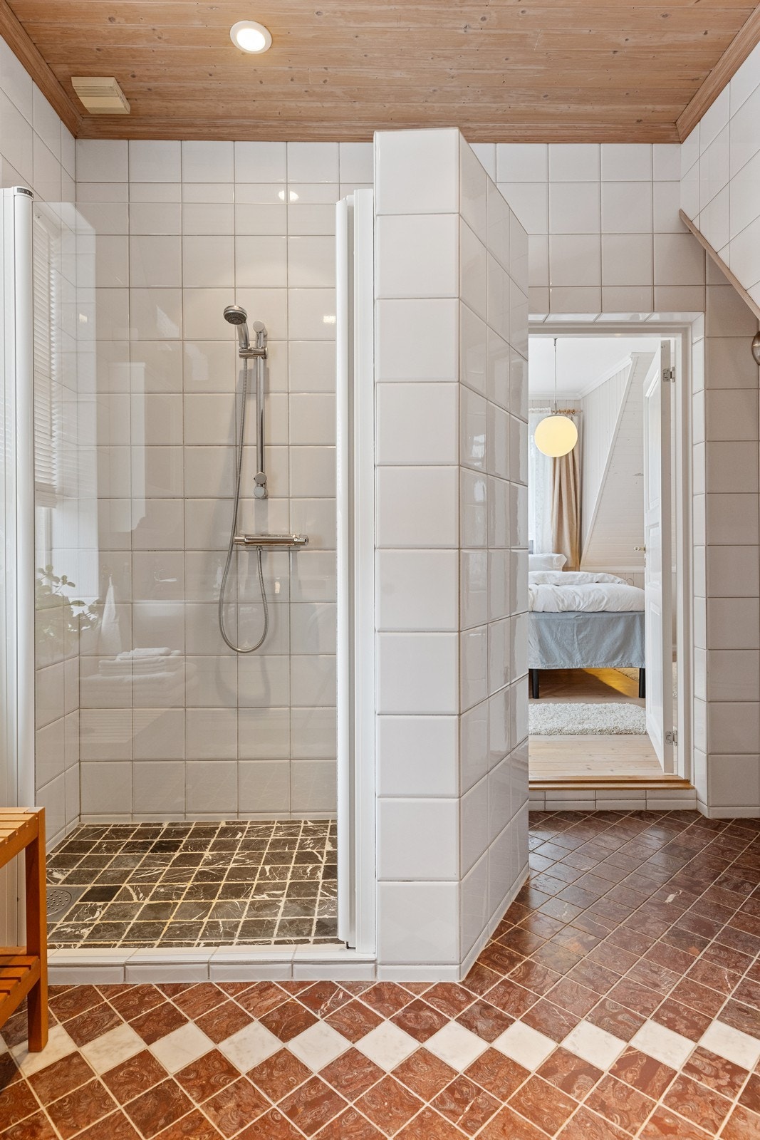 Rommet er utstyrt med hjørnedusj, vegghengt toalett og servant med overskap. Galleribilde