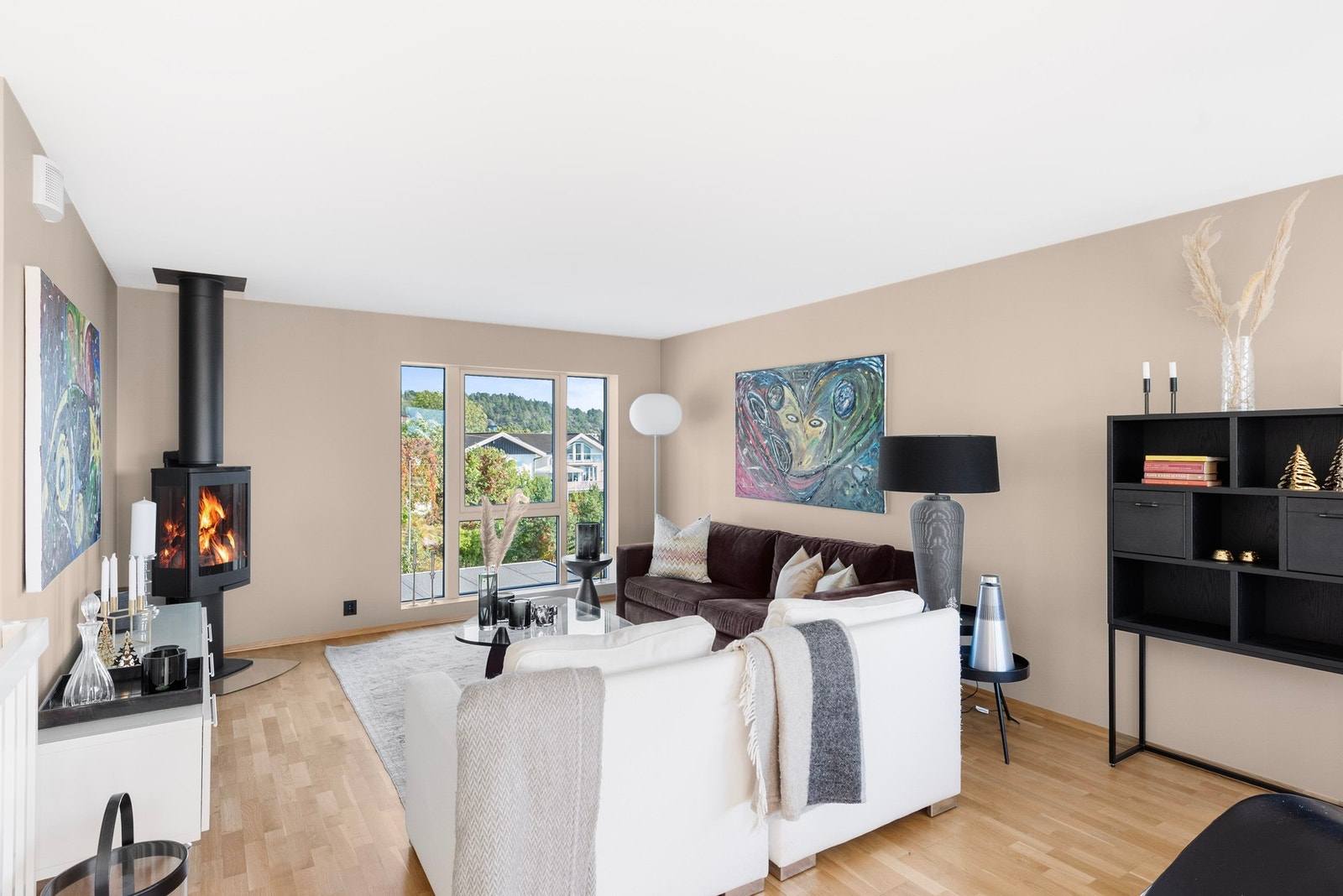 I stue området har du det samme gode lysinnslippet via store vinduer Galleribilde