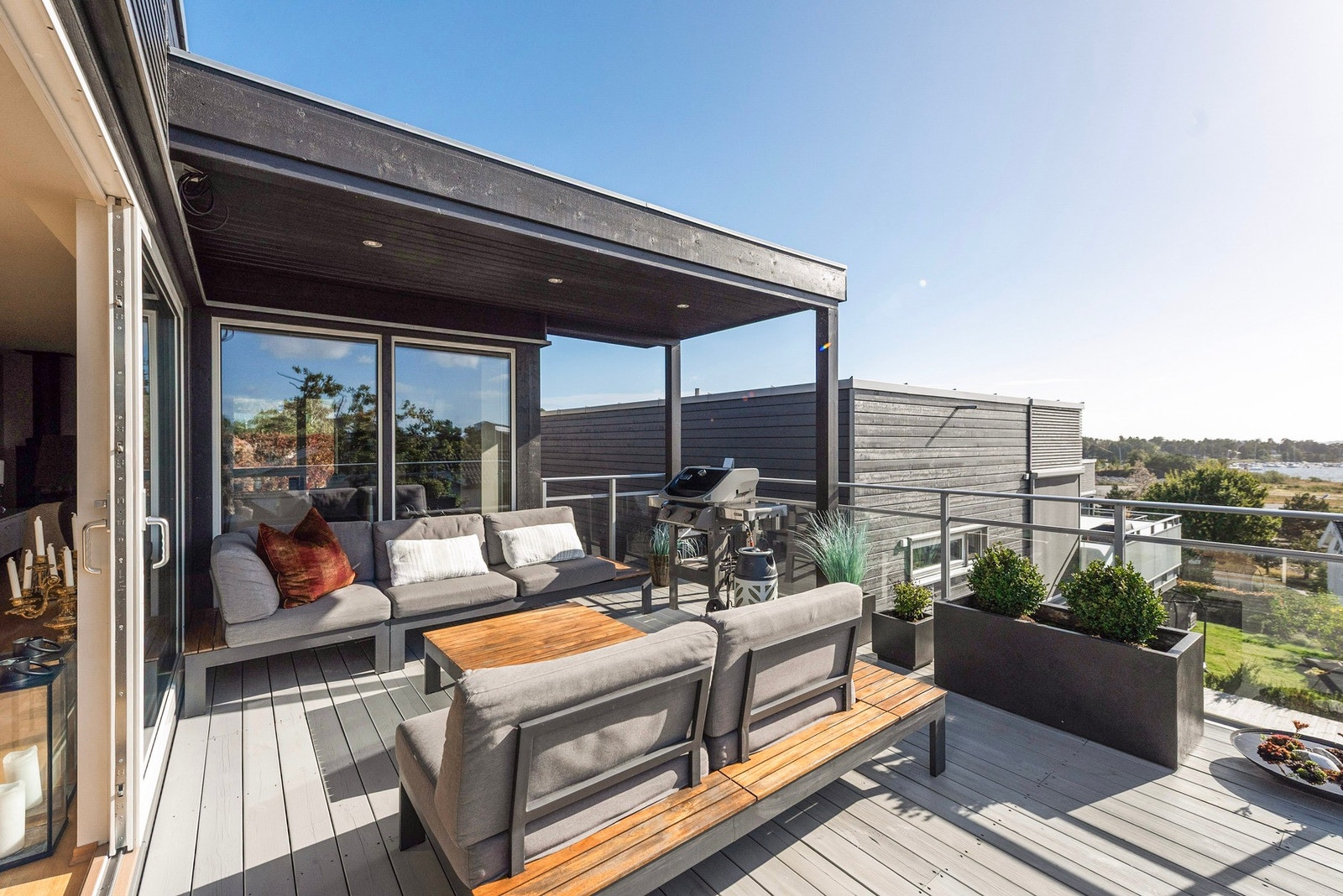 Deler av den 21 m2 terrassen er overbygget så du har et lunt og skjermet sted du kan nyte utsikten fra Galleribilde