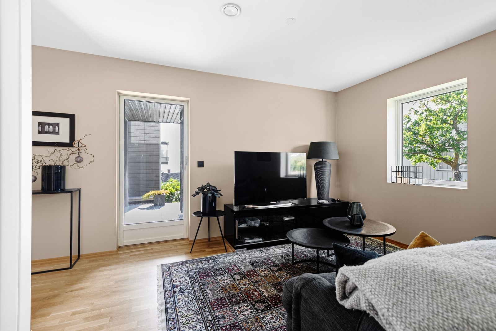 Ekstra stueområde i 1. etasje - et fleksibelt rom som passer både for lek, avslapning eller hobbyaktiviteter Galleribilde