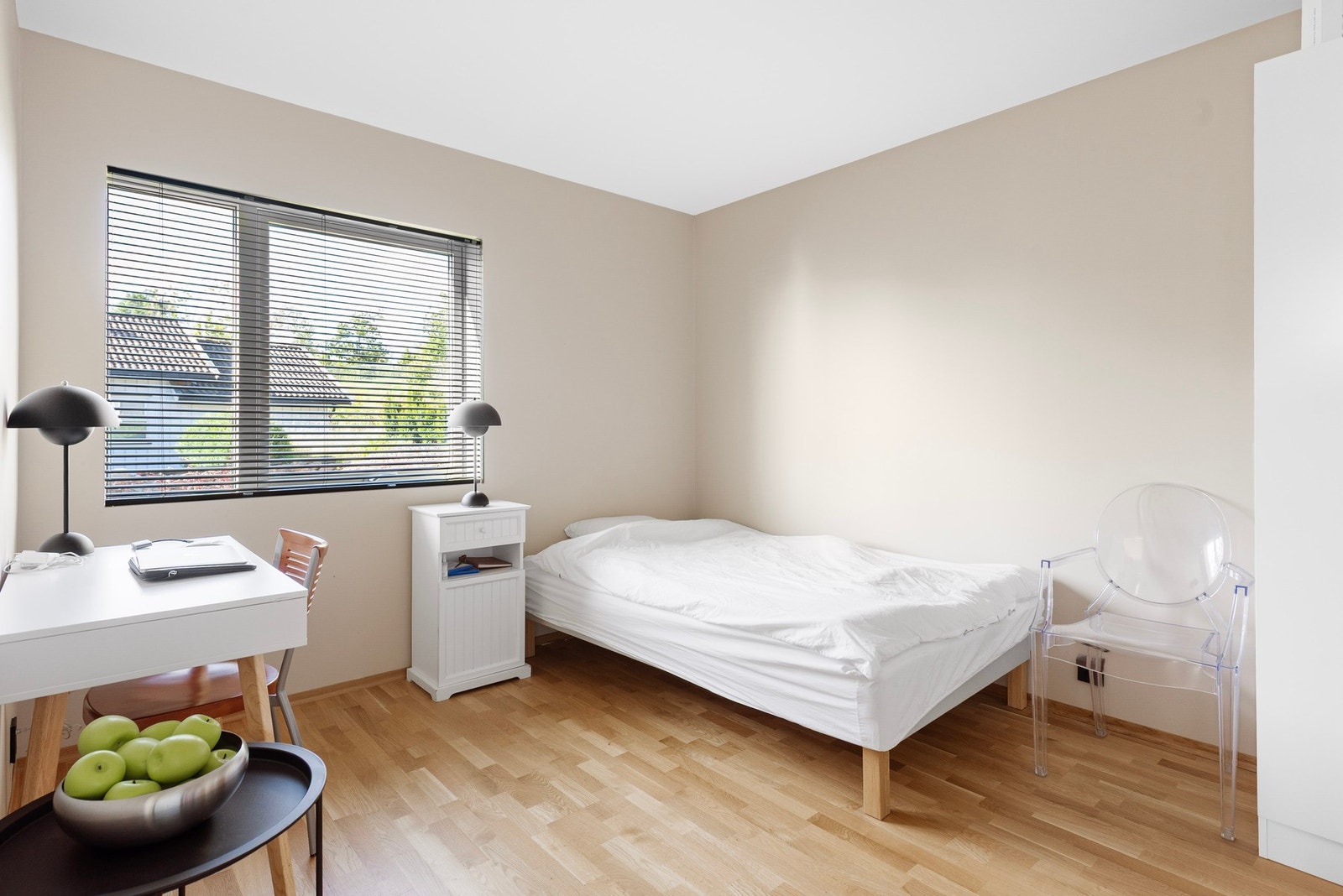 Lyse og nøytrale soverom gjør det enkelt for hvert familiemedlem å innrede slik de vil og sette sitt eget preg Galleribilde