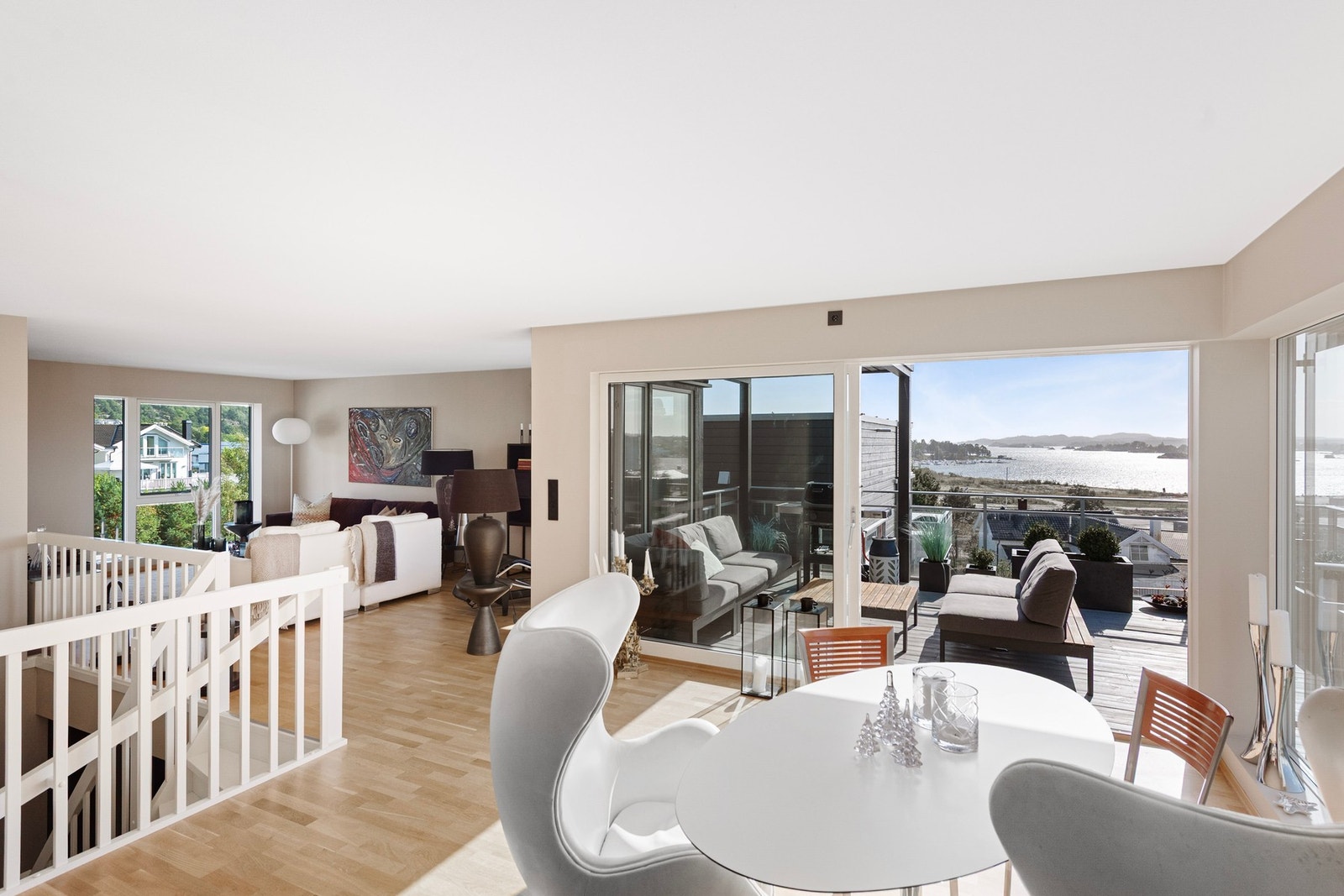 I 2.etasje kommer du opp i lys stue/ kjøkken i åpen løsning og nydelig sjøutsikt Galleribilde