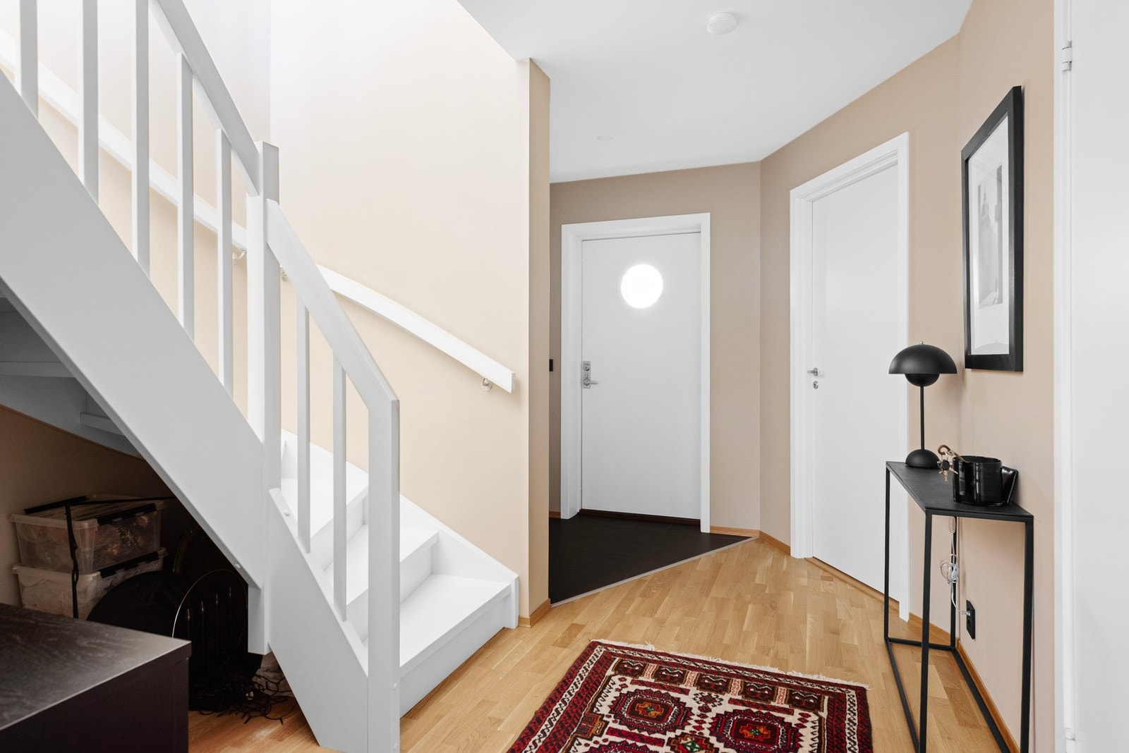 Velkommen inn - Her møtes du av flislagt entré med varmekabler før du kommer videre inn i hallen Galleribilde