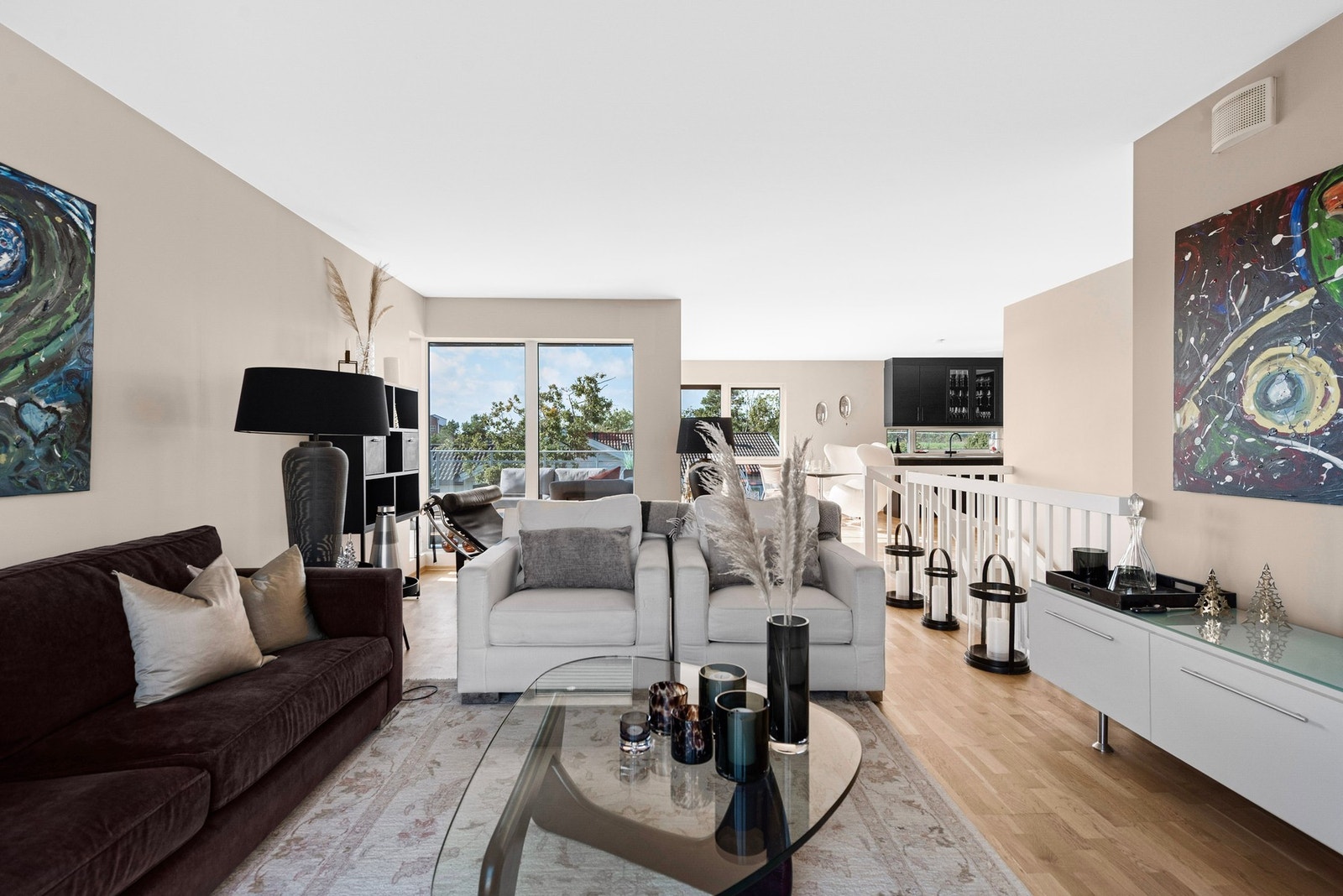 En lys, åpen og moderne enebolig fra 2019 med store vindusflater og romslige oppholdsrom Galleribilde