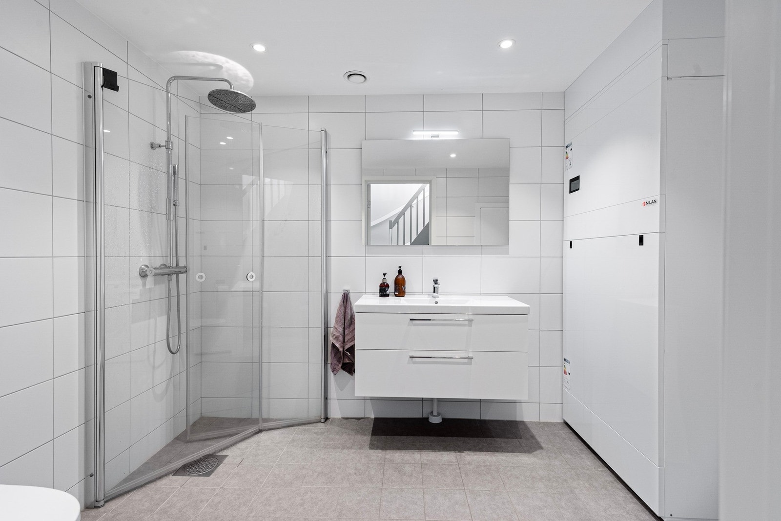 Badet i 1.etasje er, slik som badet i 2.etasje, flislagt med varmekabler i gulvet Galleribilde