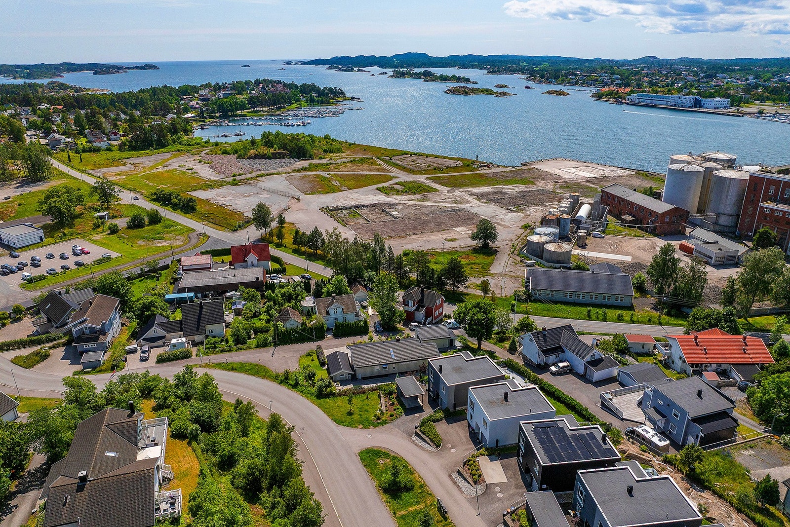Her bor du med sjøen som nærmeste nabo, og har kort vei til både sentrum og flotte friområder - en god kombinasjon av natur og byliv Galleribilde