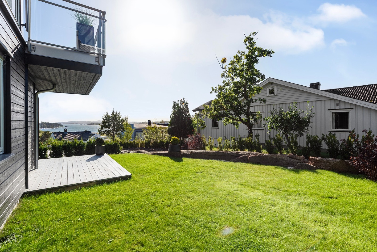 Med høyt beliggende bolig kan du nyte utsikten selv når du kobler av i hagen Galleribilde