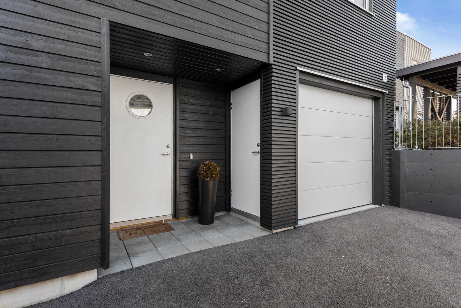 Direkte adkomst fra garasje og til overbygget inngangsparti Galleribilde