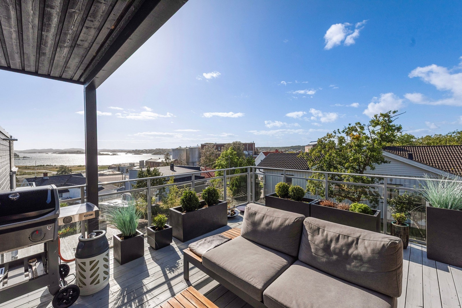 Fra uteplassen har du sjøutsikt og sol som kan nytes til langt på kveld Galleribilde