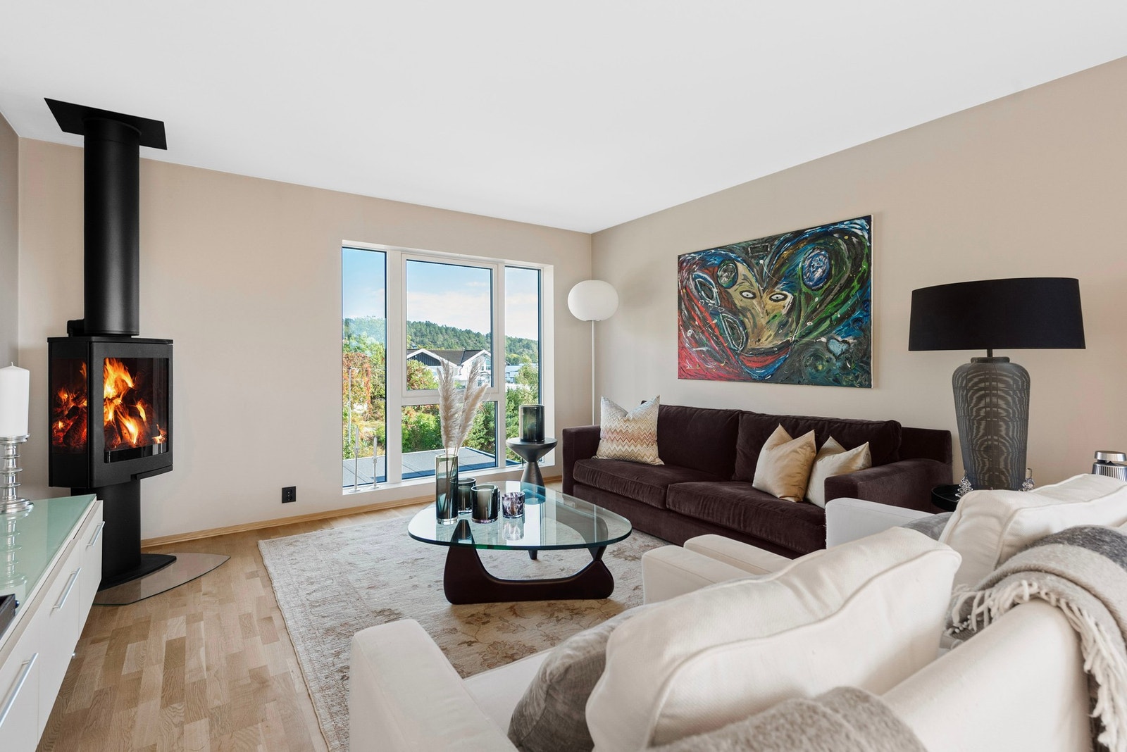 Peisovnen gir en behagelig varme på kalde dager og fungerer samtidig som et koselig blikkfang som setter stemningen i rommet Galleribilde