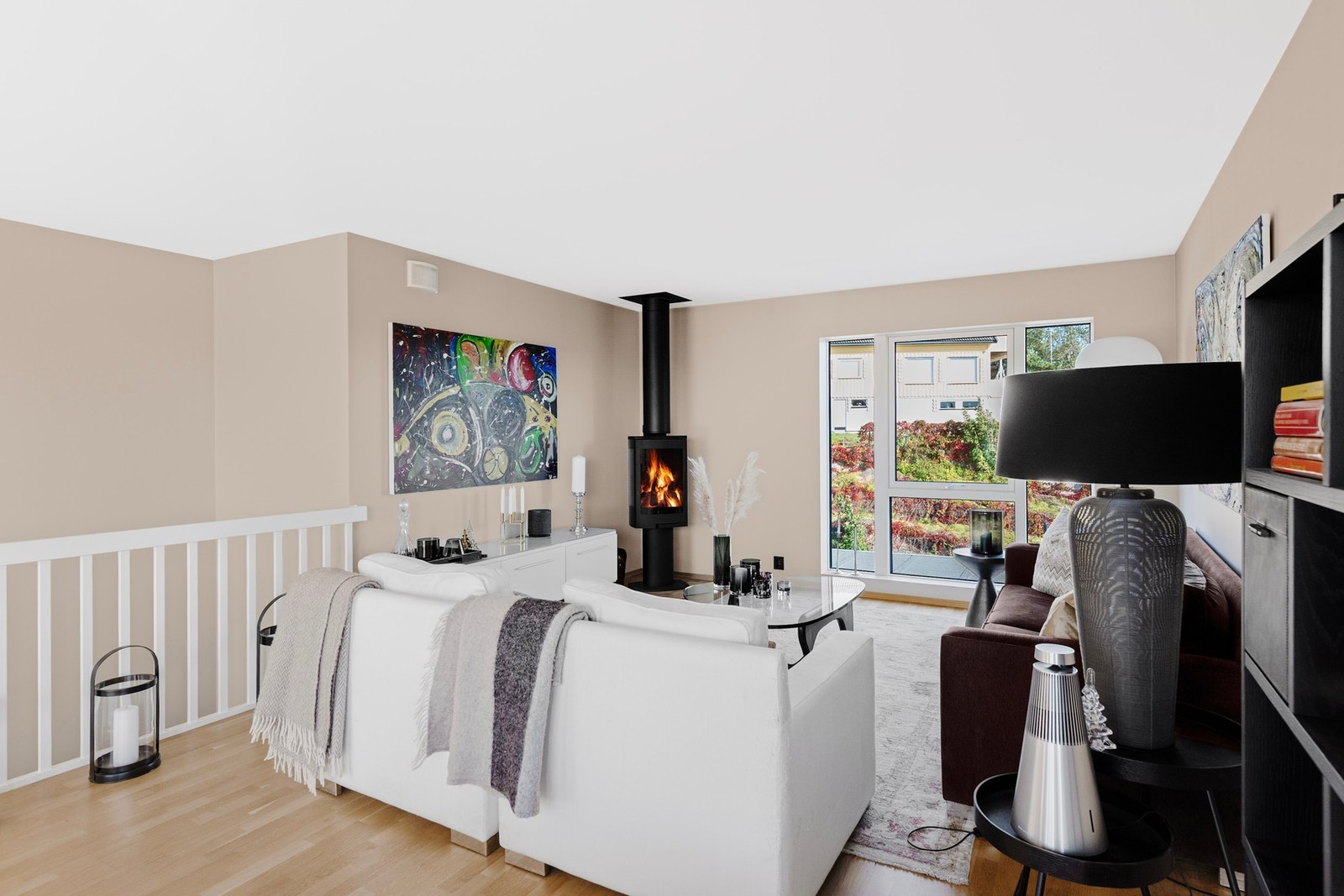 I stuen har du plass til både godstoler og sofagruppe hvor familien kan samles Galleribilde