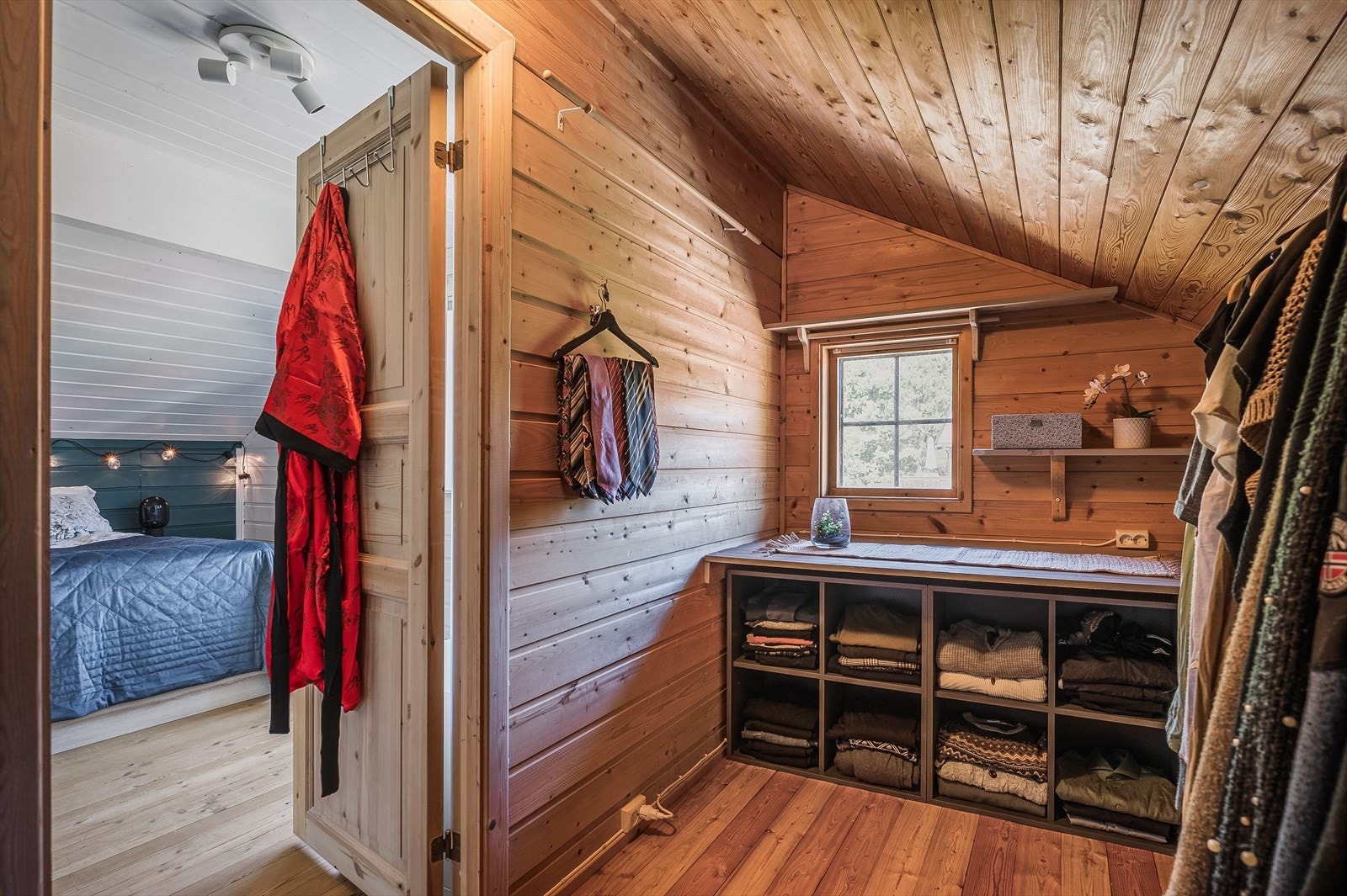 Walk- in closet i tilknytning hovedsoverom Galleribilde