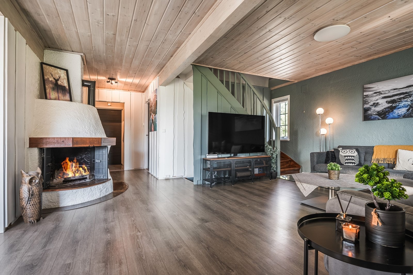 Som et fint midtpunkt i stua er det en koselig peis som både gir varme og bidrar til ekstra hygge på kalde vinterdager Galleribilde