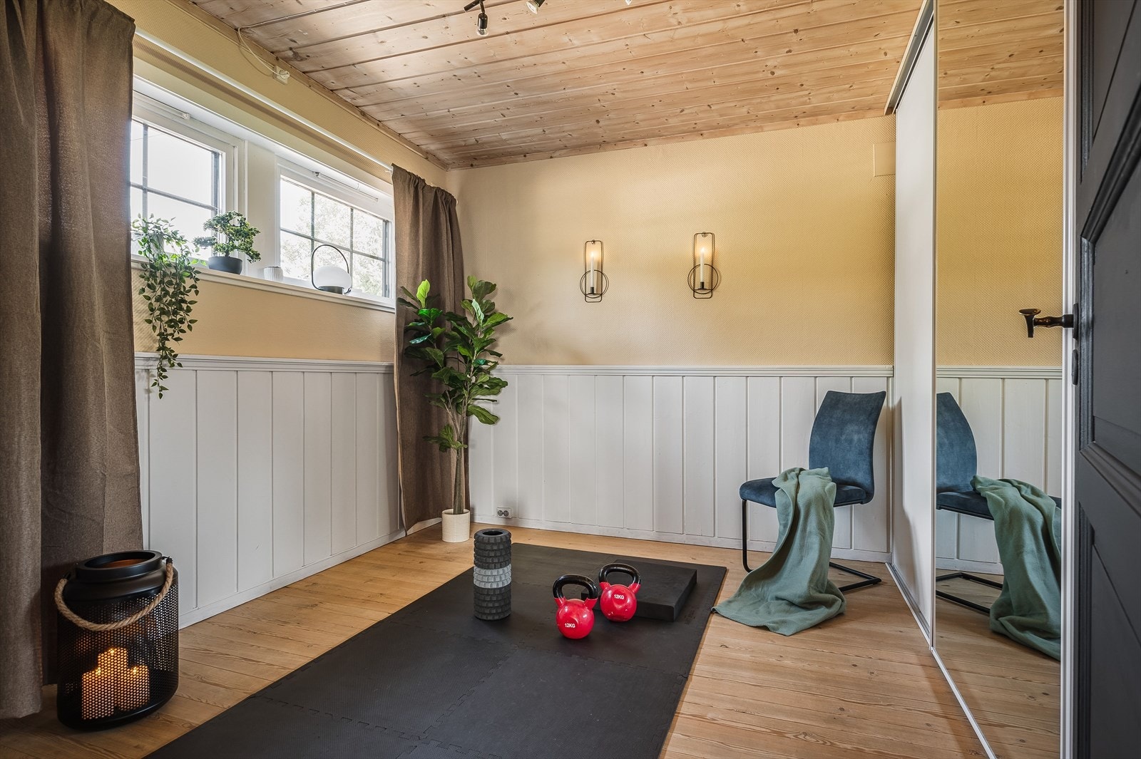 Soverom hovedetasje med skyvedørsgarderobe Galleribilde
