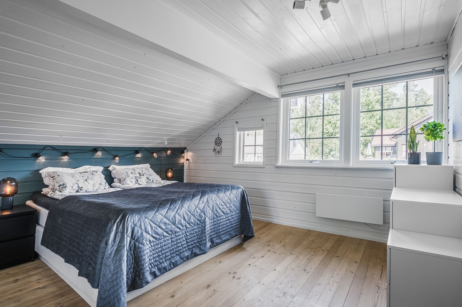 På hovedsoverommet er det plass til dobbelseng med nattbord, samt oppbevaringsplass Galleribilde