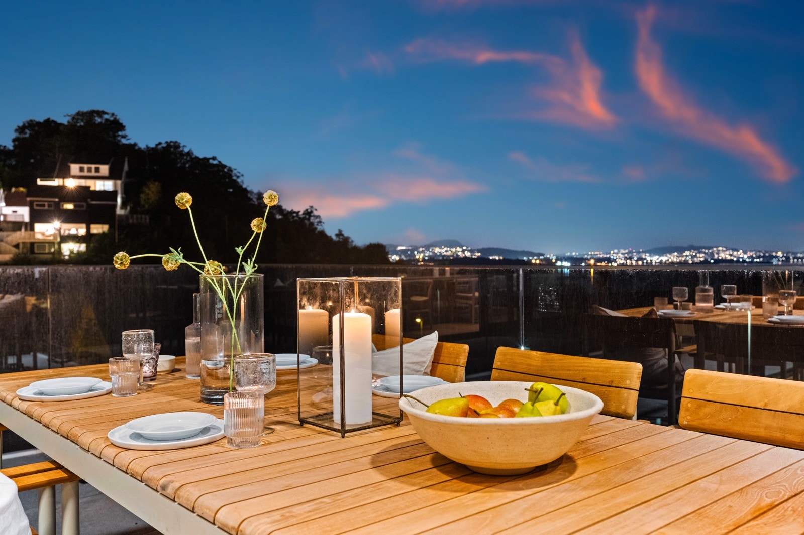 Terrasse i skumring. Galleribilde