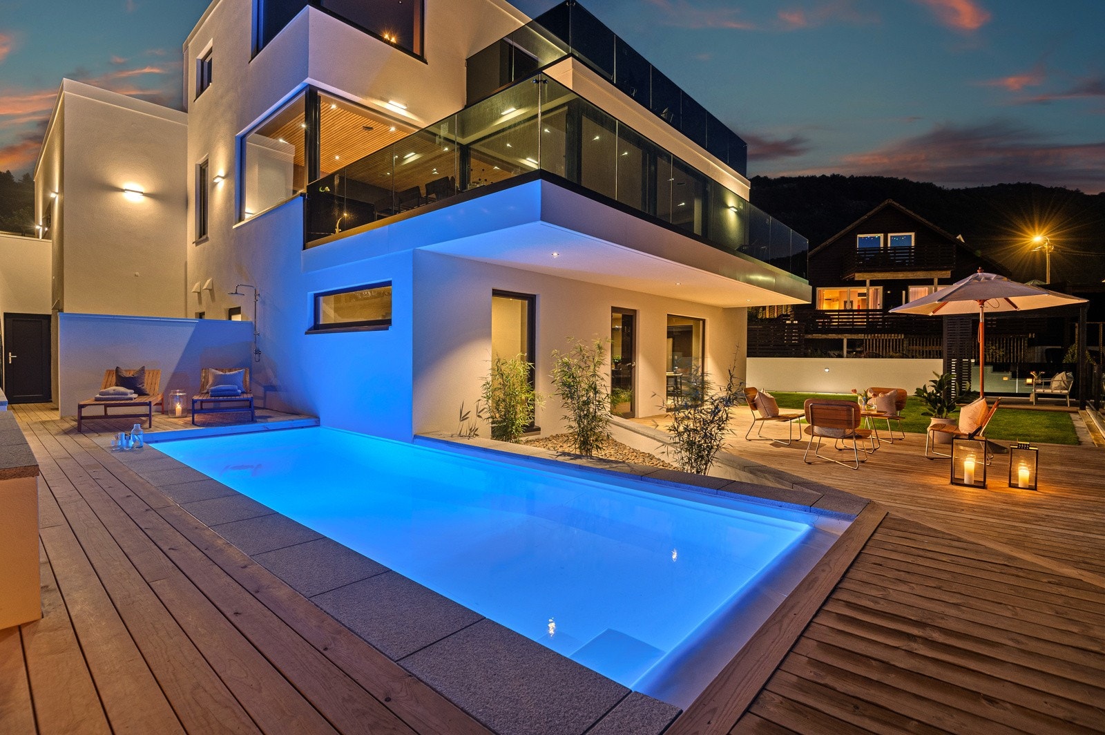 Delikate uteområder og god belysning rundt bassenget. Galleribilde