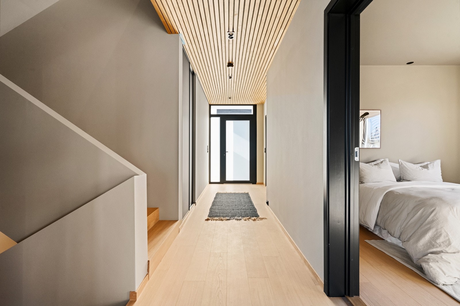 Boligen har høyeste energiklasse. Betong i etasjeskillere, innvendige murvegger og stedstøpte innvendige trapper. Galleribilde