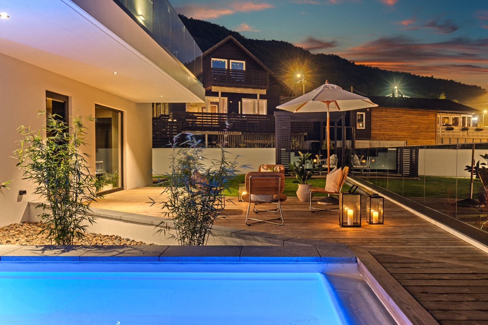 Uteområde i skumring. Galleribilde