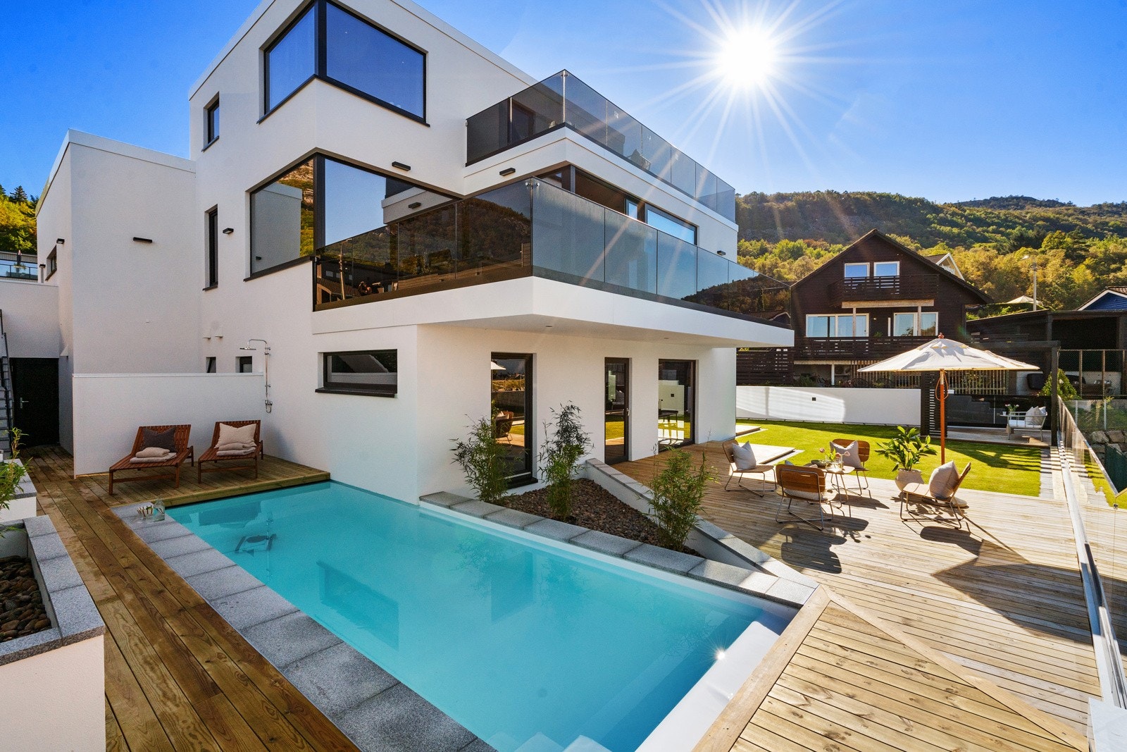 Unik enebolig med bilheis i garasjen og motstrømsbasseng i hagen. Huset er bygget i betong og har påkostede utearealer bestående av plen, terrasser og pergola. Galleribilde