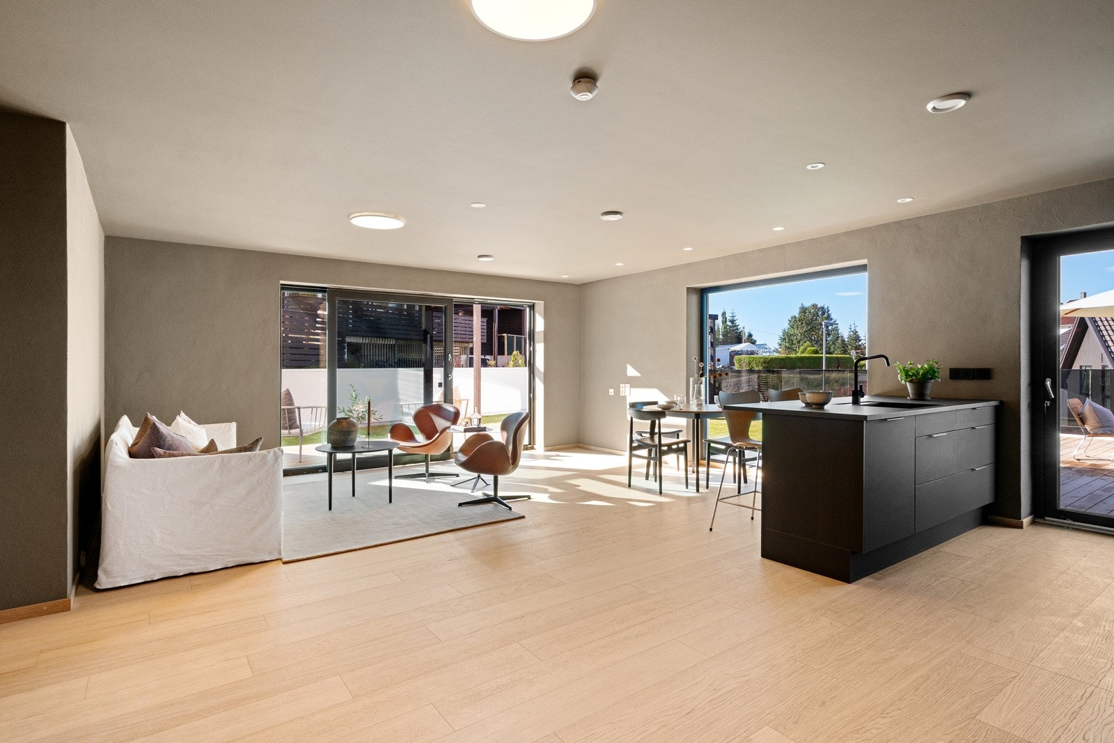 Stue og kjøkken i åpen løsning. Galleribilde