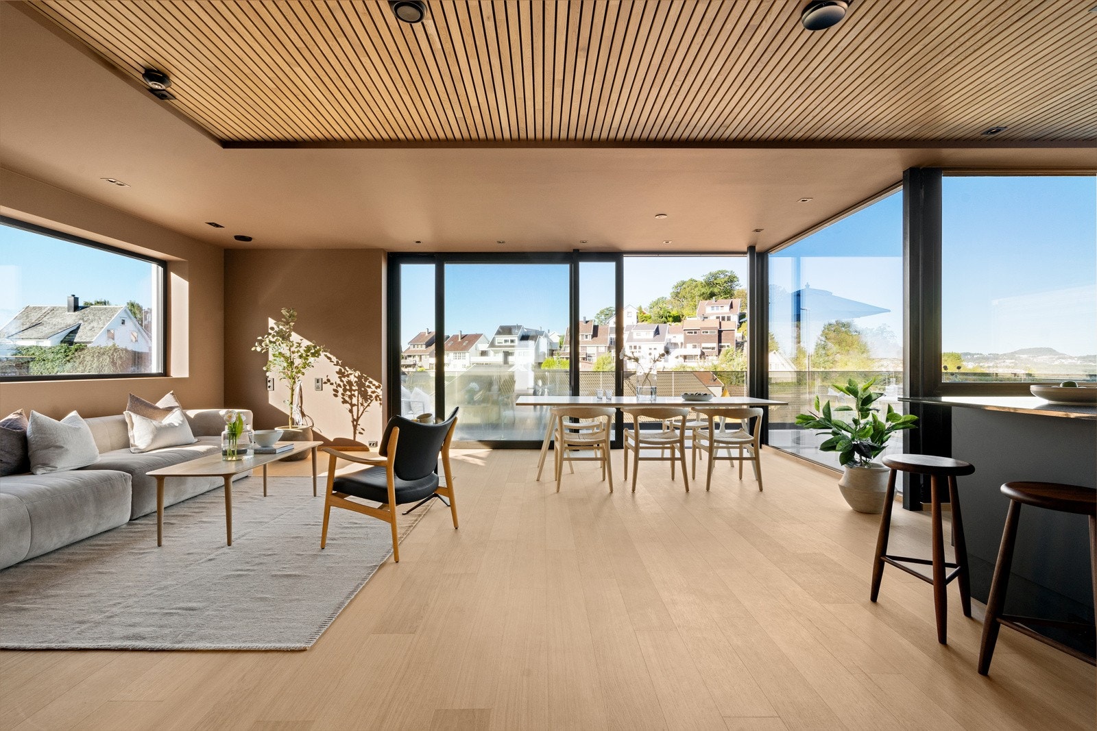 Romslig stue med flere soner. Integrert lydanlegg og innfelte høyttalere. Galleribilde