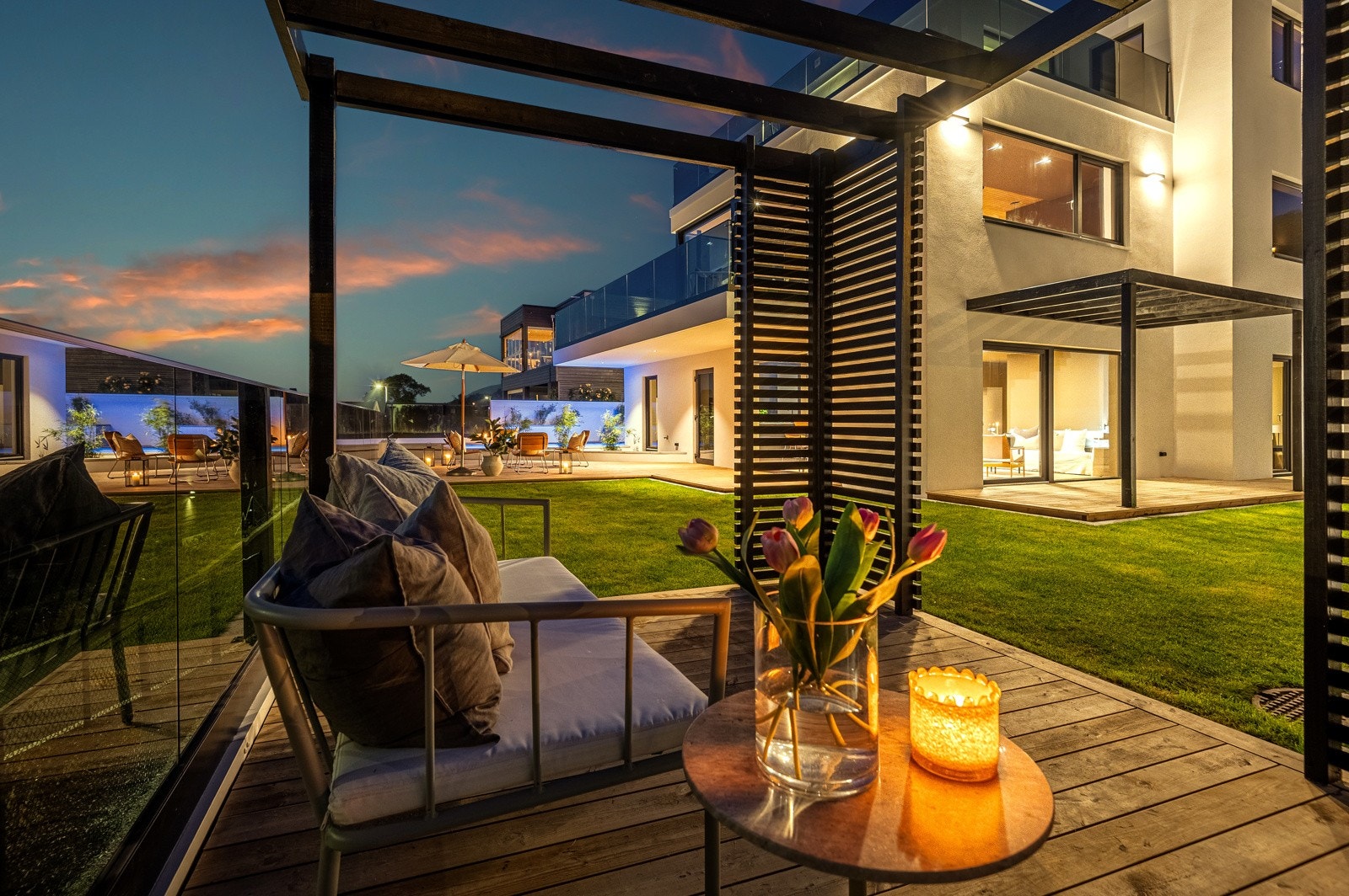 Det er satt opp et praktisk Pergola på den ene terrassen i hagen. Galleribilde