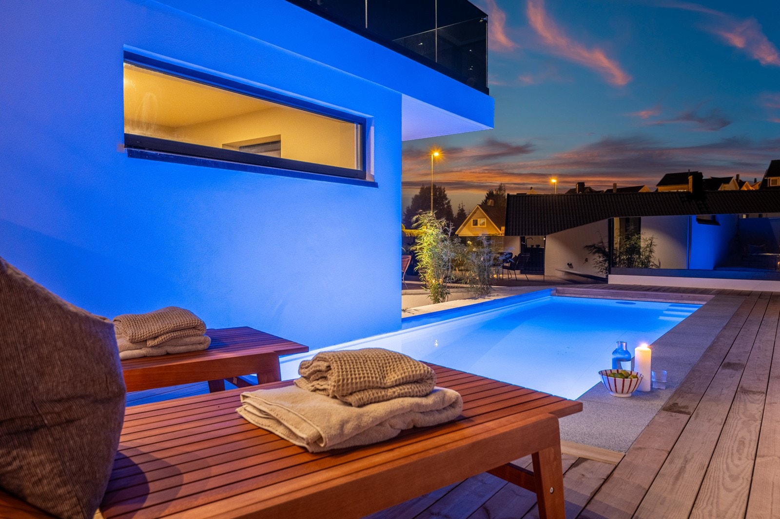 God plass til solstoler ved bassengkanten. Galleribilde