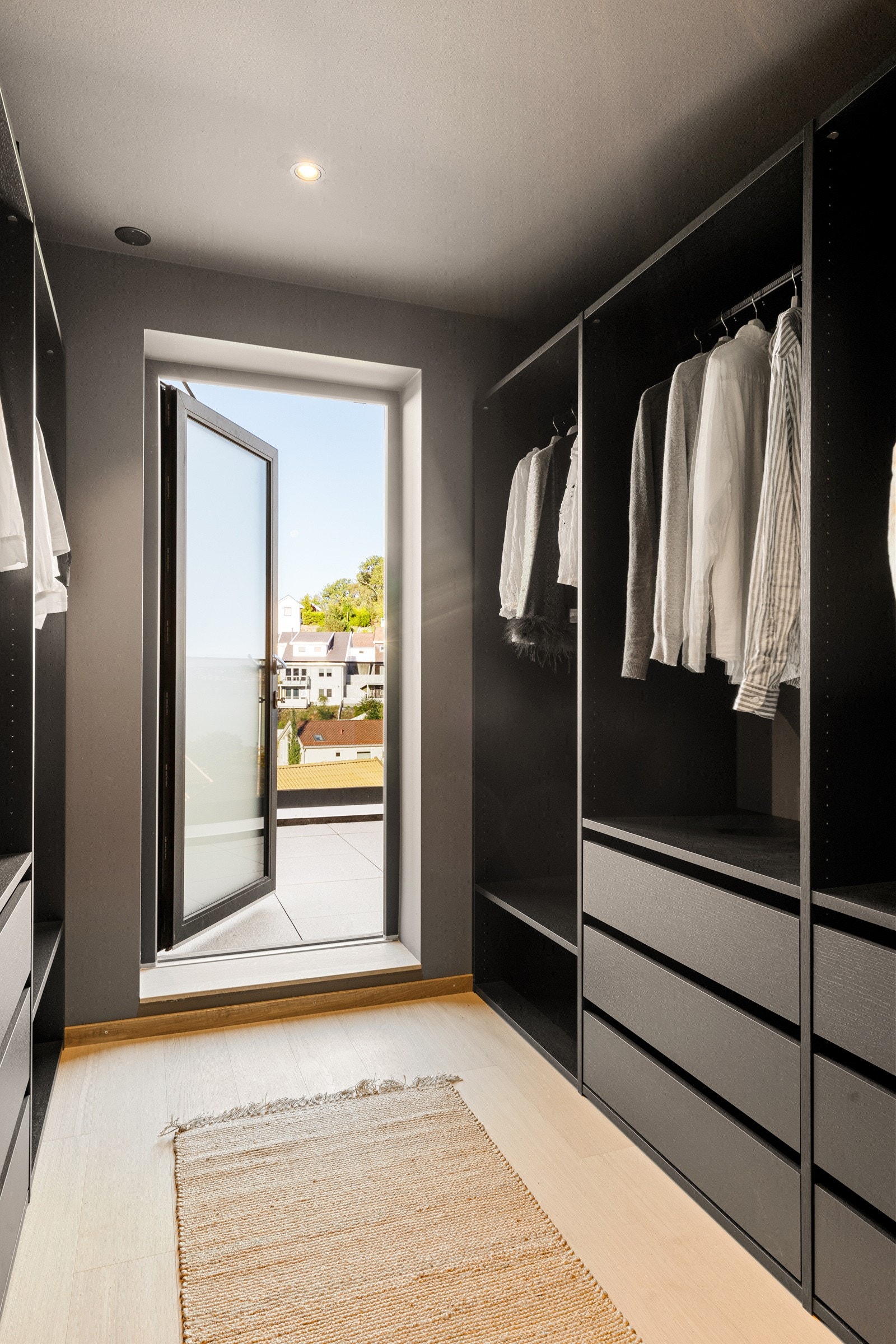 Man går ut på terrassen via omkledningsrommet. Galleribilde