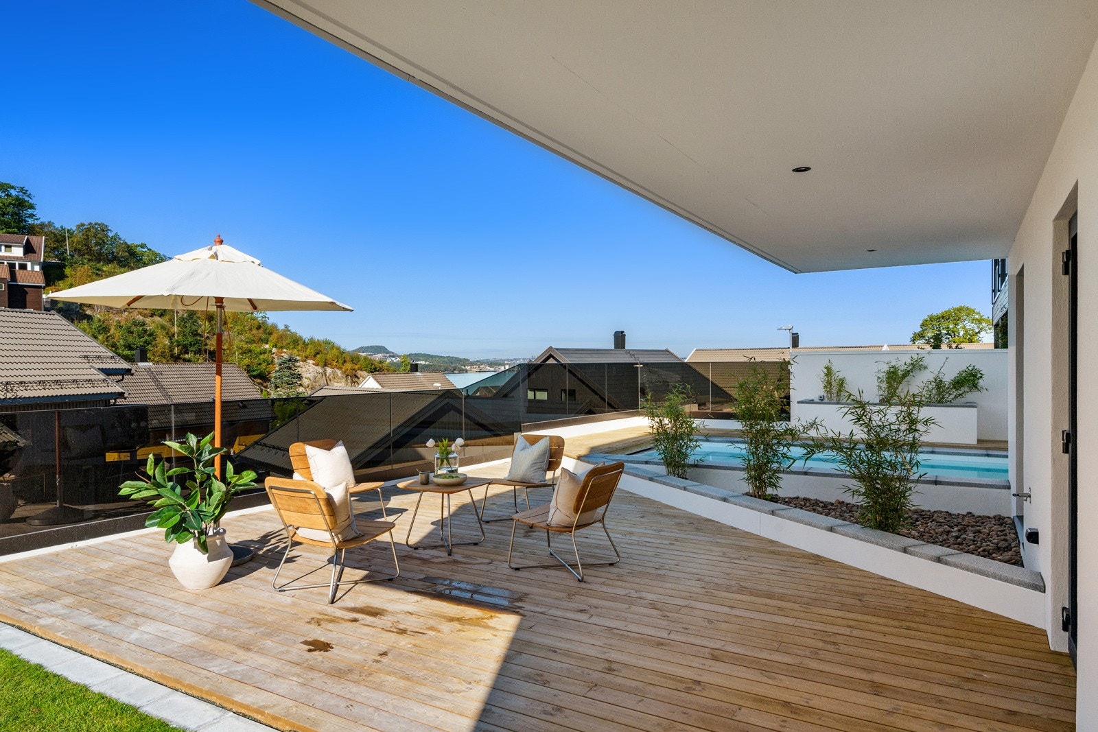 Lekkert uteområde med store terrasser, hage og basseng. Galleribilde