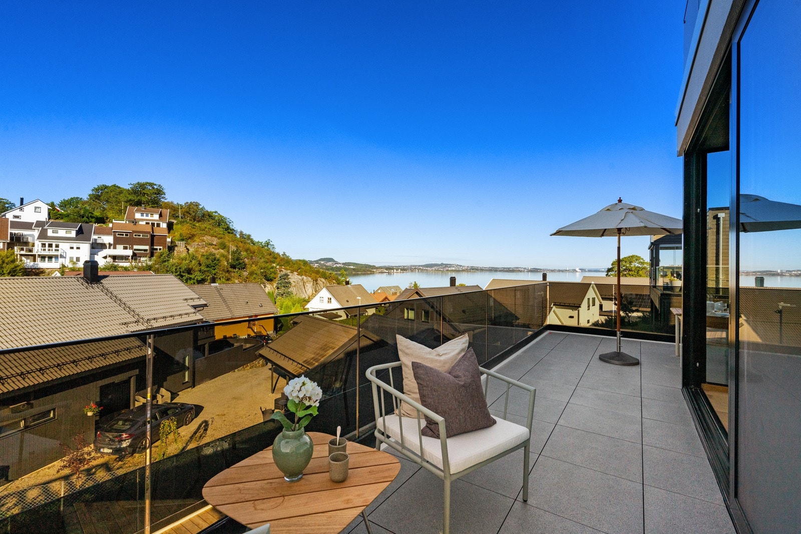 Nydelig utsikt utover Gandsfjorden med sol fra morgen til kveld. Galleribilde